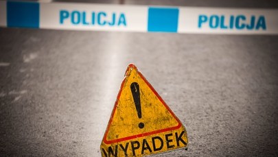 Warmińsko-mazurskie: Tragedia koło Łukty. Auto uderzyło w drzewo, zginęło 2 młodych mężczyzn