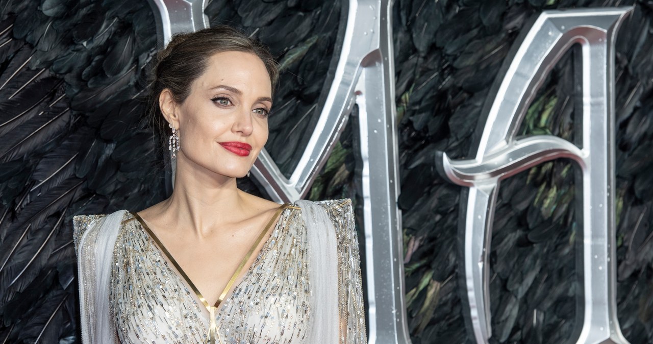 Angelina Jolie przygotowuje nowy projekt. Tym razem wyreżyseruje adaptację powieści "Bez krwi" popularnego i cenionego włoskiego pisarza.