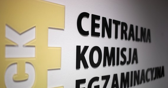 We wtorek o godzinie 9 rozpocznie się trzydniowa sesja egzaminacyjna dla uczniów klas ósmych. We wtorek odbędzie się test z języka polskiego, w środę z matematyki, a w czwartek z języka obcego. Każdego dnia, po opublikowaniu przez CKE arkuszy, na rmf24 znajdziecie rozwiązania zadań. 