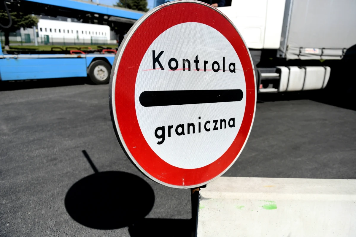 Rośnie liczba osób przekraczających piesze przejście graniczne w Szeginiach, prowadzące do Medyki w Polsce - podała ukraińska straż graniczna. W kolejce czeka kilkaset osób. Ludzie skarżą się na brak warunków do przestrzegania dystansu społecznego.