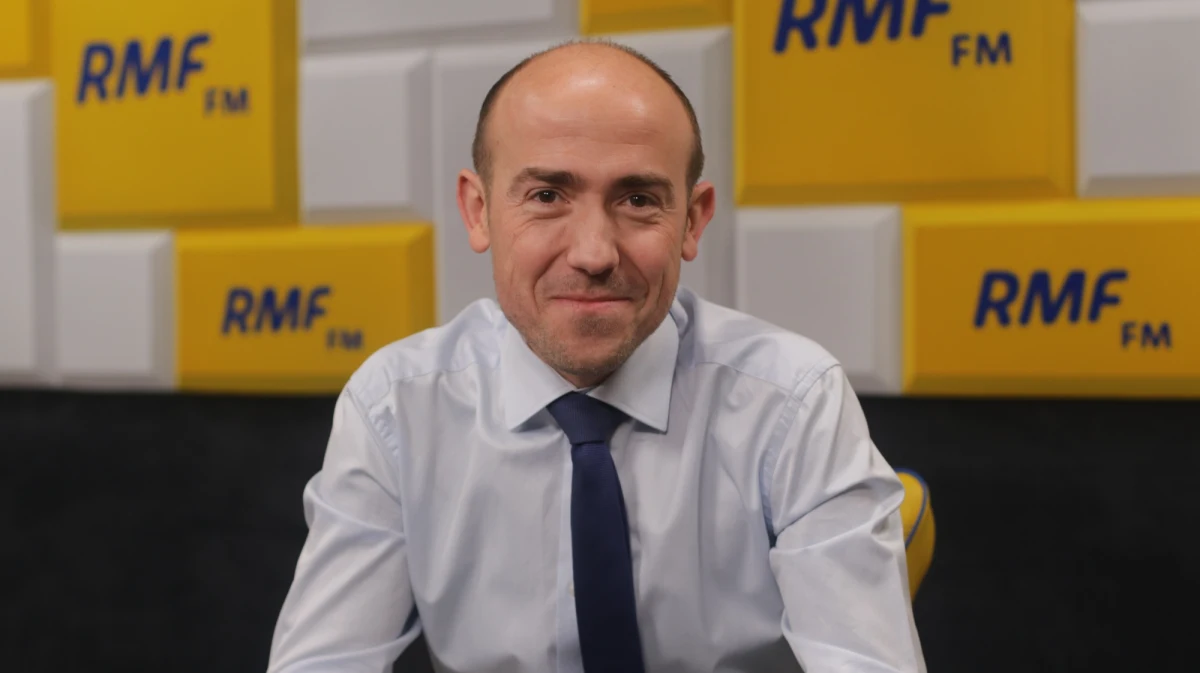 "Ważny jest dla nas każdy człowiek, ważne są sprawy zwykłych ludzi. Nie będziemy wpisywać się w plan PiS-u, który próbuje skłócić Polaków, który próbuje narzucić bardzo złą narrację zmierzającą do tego, żeby tematami zastępczymi posługiwać się w tej kampanii wyborczej. (...) Mamy w programie związki partnerskie, można to zrobić wówczas, kiedy będzie większość parlamentarna” - powiedział w Porannej rozmowie w RMF FM przewodniczący Platformy Obywatelskiej Borys Budka.