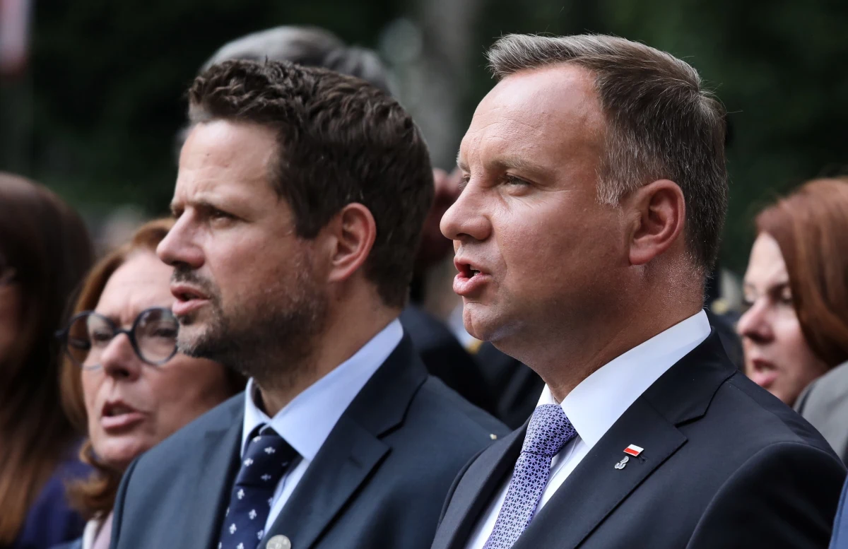 ​Andrzej Duda mógłby liczyć na 40 proc. głosów w pierwszej turze wyborów prezydenckich - wynika z sondażu IBRiS dla Wirtualnej Polski. Poparcie dla prezydenta jednak spada, a zyskuje kandydat KO Rafał Trzaskowski.