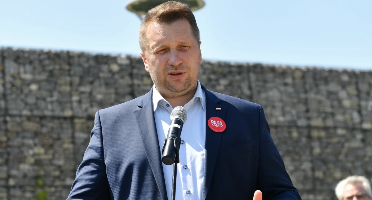 Skończmy słuchać tych idiotyzmów o jakichś prawach człowieka czy innej równości (...) Ci ludzie nie są równi ludziom normalnym i skończmy wreszcie z tą dyskusją - mówił poseł Prawa i Sprawiedliwości oraz sztabowiec Andrzeja Dudy Przemysław Czarnek. 