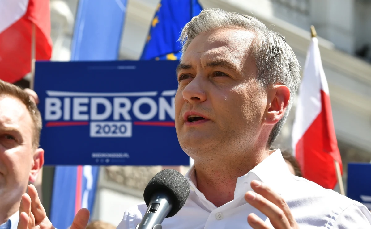 Dziś jest moment próby: albo stoimy po stronie tych, którzy odbierają człowieczeństwo, albo po stronie tych, którzy potrzebują solidarności i wsparcia - powiedział kandydat Lewicy na prezydenta Robert Biedroń. Dodał, że dziś oprawcą jest prezydent Andrzej Duda. 