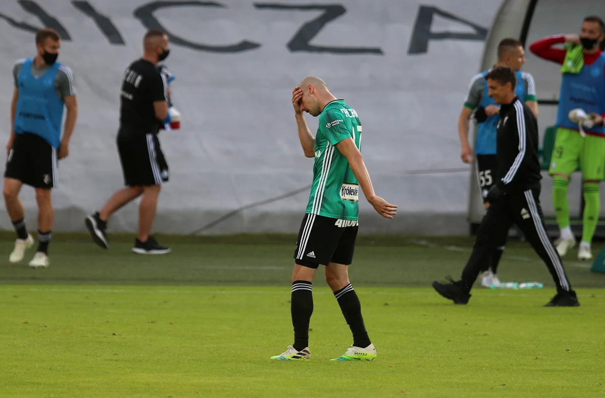 Piłkarze ekstraklasy zakończyli sezon zasadniczy. W 30. kolejce Legia przegrała w Zabrzu z Górnikiem 0:2 i jej przewaga nad drugim Piastem zmalała do siedmiu punktów. Gliwiczanie pokonali w Białymstoku Jagiellonię 2:0. Wysokie zwycięstwa odniosły w niedzielę trzeci Śląsk i czwarty Lech.