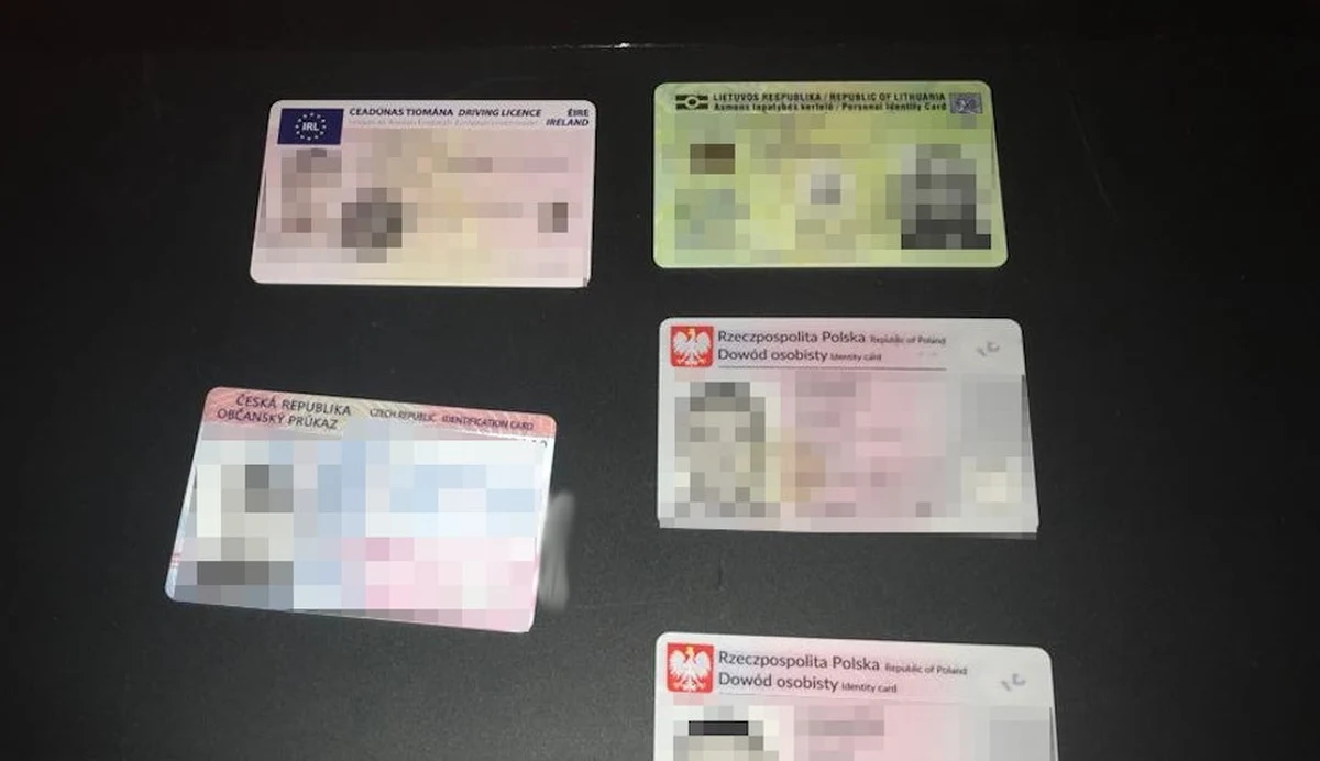 ​Pięć osób zamieszanym w podrabianie dokumentów oraz pranie brudnych pieniędzy zostało zatrzymanych przez funkcjonariuszy CBŚP i KGP. Według śledczych grupa mogła wyprodukować co najmniej kilkanaście tysięcy fałszywych dokumentów, które trafiały głównie do krajów Unii Europejskiej.