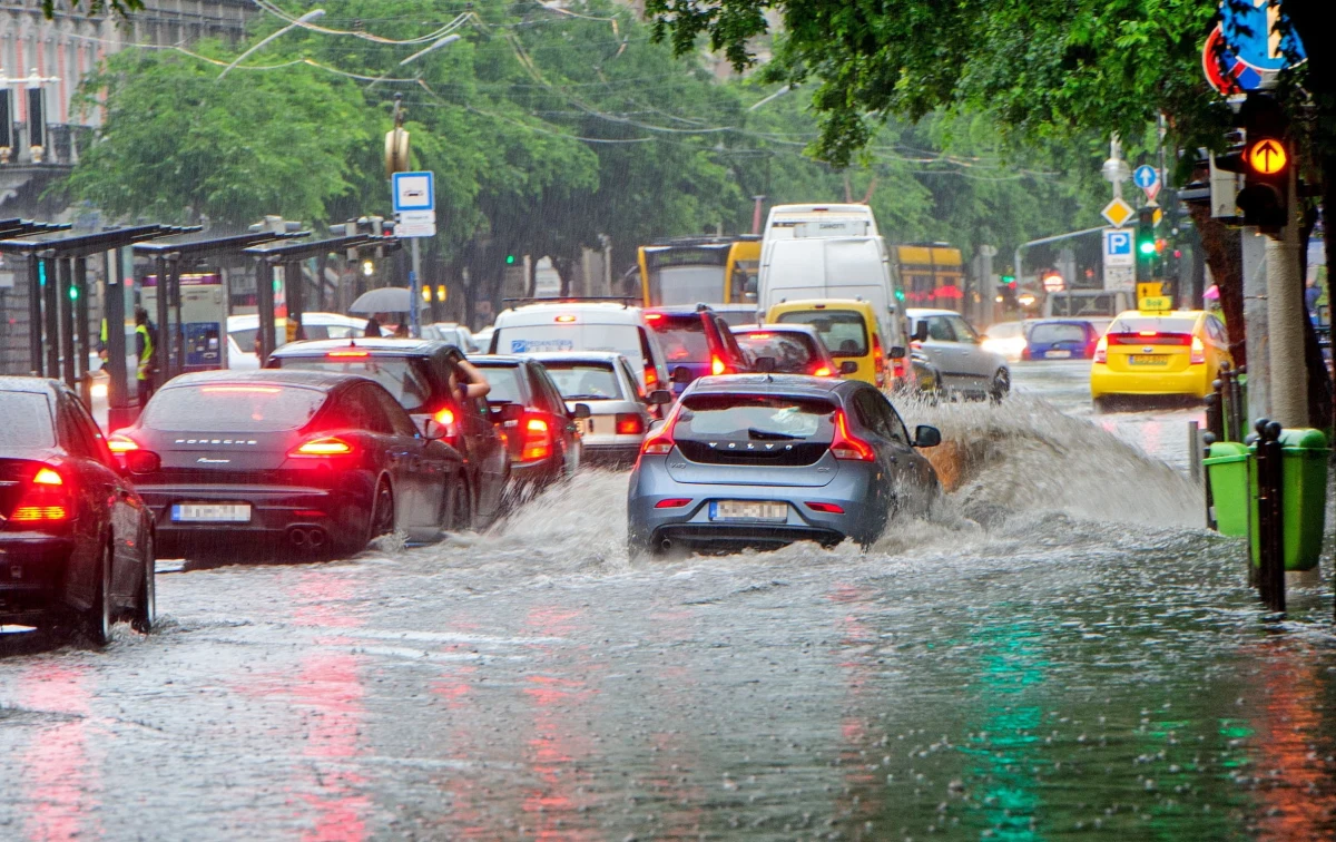 ​Połamane drzewa, uszkodzone budynki i zalane drogi to skutki przejścia w niedzielę nad Węgrami gwałtownych burz i oberwania chmury. Zginęła też kobieta porwana przez nurt wezbranej wody.
