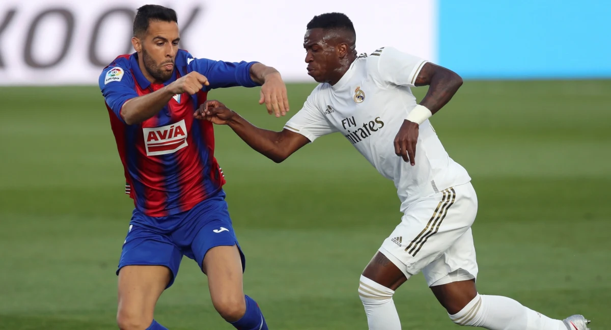 ​W bardzo dobrym stylu do gry po przerwie spowodowanej pandemią koronawirusa wrócili piłkarze Realu Madryt. W niedzielę pokonali u siebie Eibar 3:1 i do prowadzącej Barcelony tracą dwa punkty. "Duma Katalonii" już w sobotę wygrała na Majorce 4:0.