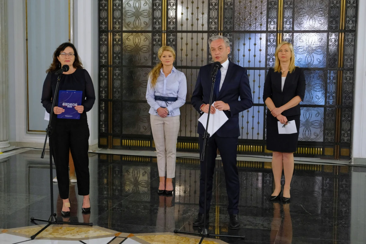 Organizacje lokatorskie i stowarzyszenia miejskie walczące o prawa mieszkańców poparły projekty nowelizacji ustaw przygotowane przez Zjednoczoną Prawicę, a także Lewicę ws. reprywatyzacji. Jan Śpiewak, szef stowarzyszenia Wolne Miasto Warszawa, ocenił podczas poniedziałkowej konferencji prasowej, że oba projekty są dobre.