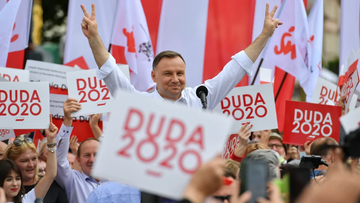 Nie możemy pozwolić odebrać sobie naszej rodziny, musimy ją chronić ze wszystkich sił. Musimy przetrwać ten ideologiczny huragan - powiedział prezydent Andrzej Duda podczas poniedziałkowego spotkania w Lublinie.