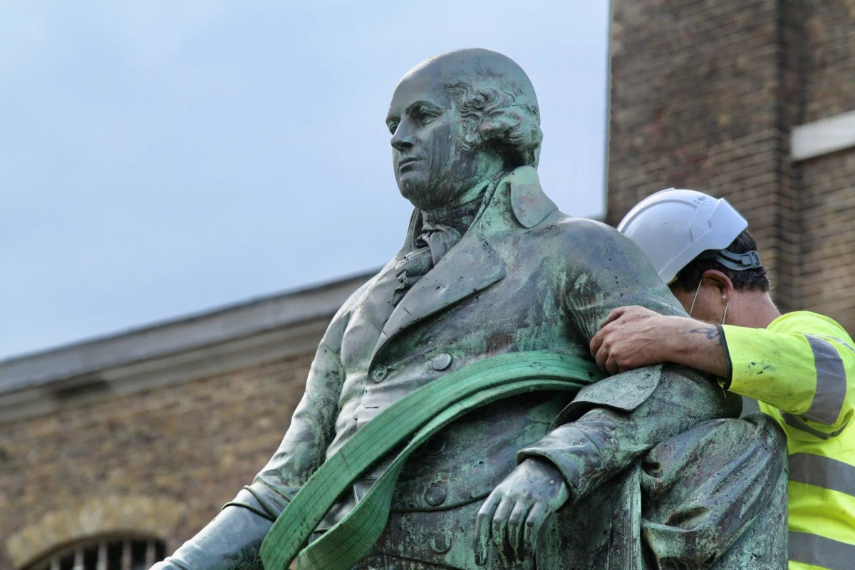 Życie przypomina nam o tym regularnie. Za czasów PRL-u spadali z cokołów komuniści, w spektakularny sposób pozbyto się statuy Suddama Hussaina w Bagdadzie. Kontrowersyjnie też runął posąg pewnego księdza w Gdańsku. Historia jest zjawiskiem dynamicznym. Trudno przewidzieć jaki los czeka postacie, które nie zawsze były z marmuru. W Wielkiej Brytanii już drugi weekend z rzędu trwa walka o pomniki. 