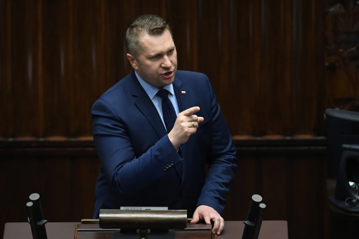 Władze Katolickiego Uniwersytetu Lubelskiego odcinają się od bulwersującej wypowiedzi posła PiS Przemysława Czarnka, który przed dwoma dniami publicznie stwierdził, że osoby LGBT "nie są równe ludziom normalnym". W wydanym dzisiaj oficjalnym oświadczeniu lubelskiej uczelni czytamy m.in., że jej władze "stanowczo podkreślają, że nie podzielają powyższego stanowiska i nie utożsamiają się z nim".