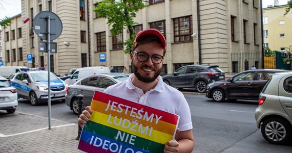 "W Lublinie podszedł do mnie prezydent Andrzej Duda. Powiedziałem, że jako gej czuje się zaszczuty przez kampanię nienawiści jaką prowadzi on i jego partia. Zaprosił mnie do Pałacu Prezydenckiego" - twierdzi jeden z internautów w swoim wpisie na Twitterze. O sprawie pisze PAP. 
