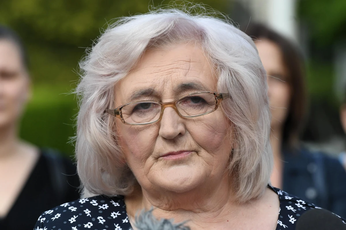 "To, co pan mówi o naszych dzieciach potwornie nas boli i rani, niech pan przestanie i stanie po stronie dobra" - zaapelowała w liście do prezydenta Andrzeja Dudy mama Roberta Biedronia Helena Biedroń. List odczytała przez Pałacem Prezydenckim w towarzystwie innych mam osób LGBT.