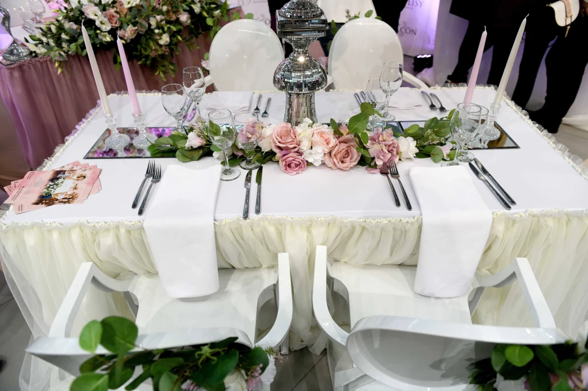 Sanepid przebadał już co trzeciego uczestnika wesela w miejscowości Kotfin (woj. mazowieckie). Pozytywny wynik testu ma 11 osób, które bawiły się w nocy z 6 na 7 czerwca. W okolicy, na granicy województwa łódzkiego i mazowieckiego, wykrywane są kolejne ogniska zakażeń wirusem SARS CoV-2 - informuje portal TVN24.pl