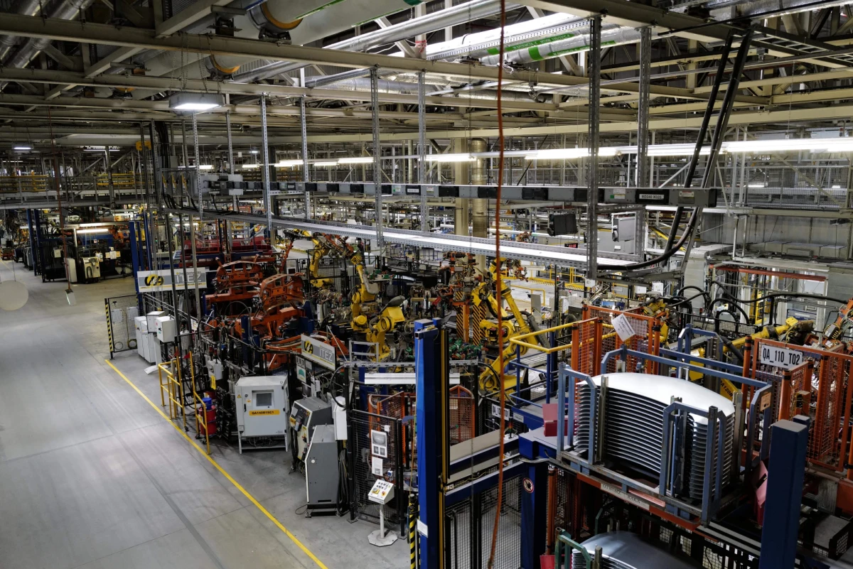 Grupa 124 pracowników z fabryki Opla Astra w Gliwicach będzie oddelegowana do pracy w zakładach Grupy PSA (Peugeot Société Anonyme) we Francji - podały francuskie media. Początkowo planowano wysłanie do zakładów w Hordain 531 Polaków. W sobotę agencja AFP podała, powołując się na informację z ministerstwa gospodarki i finansów, że szef PSA Carlos Tavares jest gotów wycofać się ze swojej decyzji sprowadzania pracowników z Polski pod naciskiem rządu i związków zawodowych.