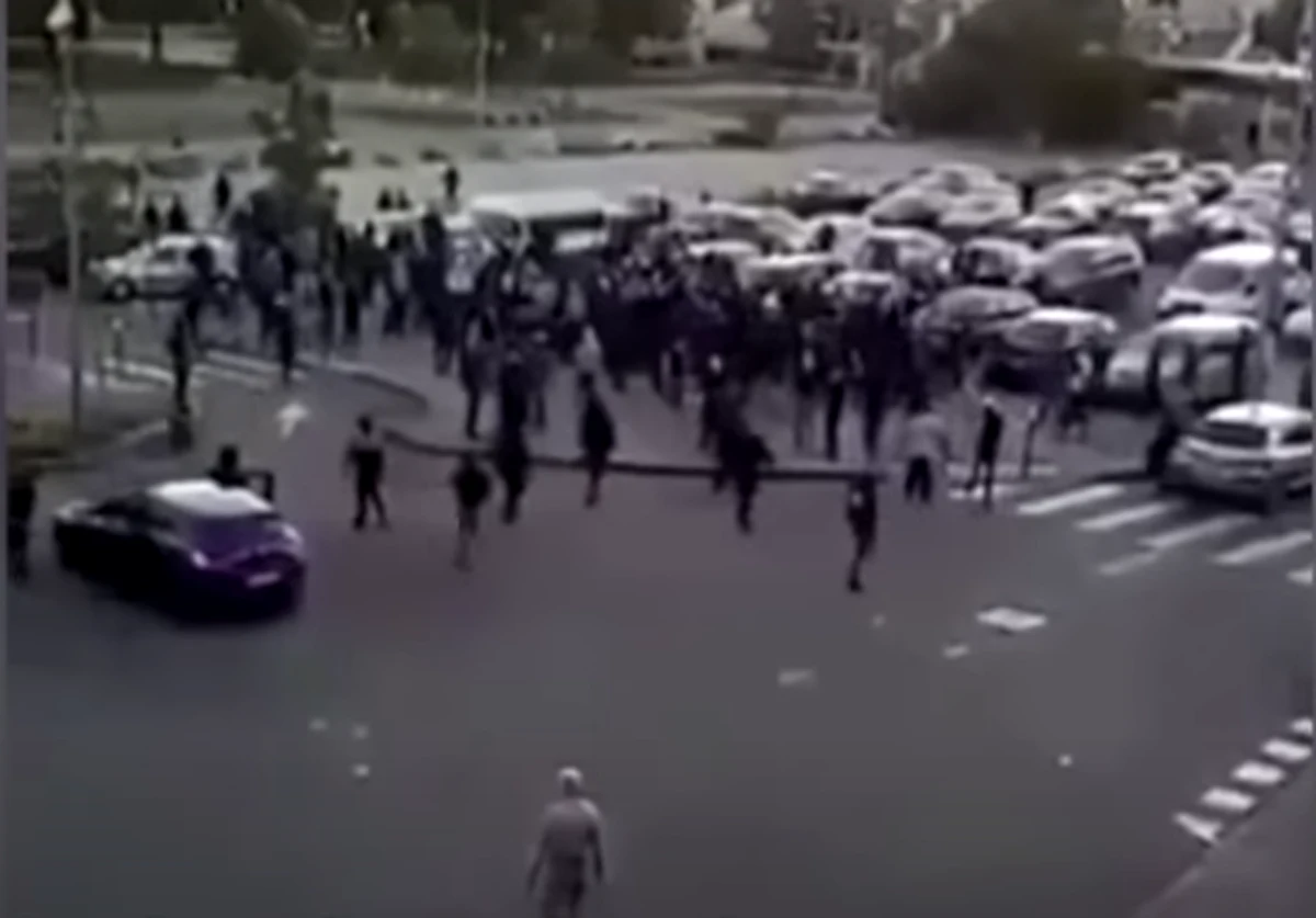 Już czwartą noc z kolei trwały zamieszki w imigranckich gettach w Dijon we Francji. Doszło do starć z policją. Młodzieżowe gangi – uzbrojone m.in. w broń palną – podpalały samochody oraz niszczyły kamery monitorujące ulice i przystanki autobusowe.