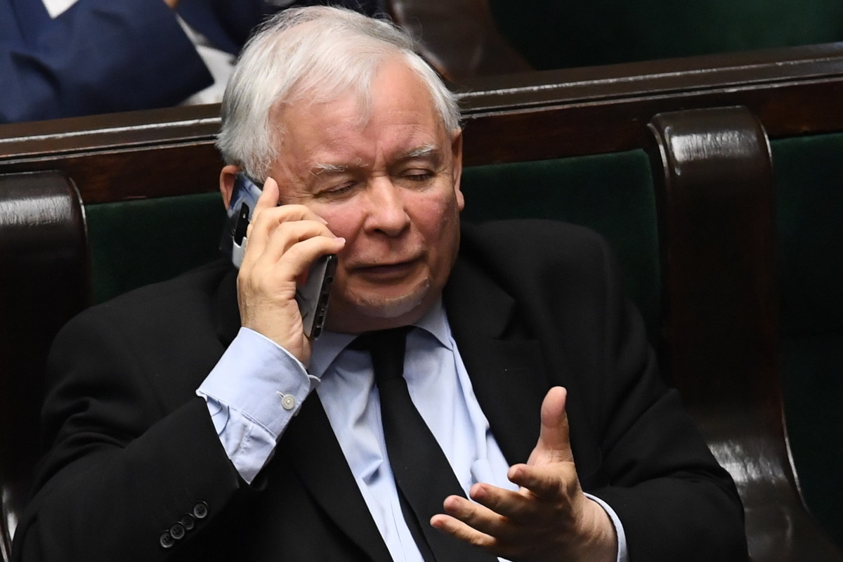 Jarosław Kaczyński, nie będąc pewnym wygranej Andrzeja Dudy w wyborach prezydenckich, ma rozważać różne polityczne scenariusze, które pozwolą na reelekcję obecnego prezydenta - pisze "Super Express". "Kiedy pojawił się Trzaskowski, boimy się, że przegramy. Nie wykluczam, że w ostatnim momencie zostanie wprowadzony stan wyjątkowy, żeby odłożyć wybory" - twierdzi informator gazety. 