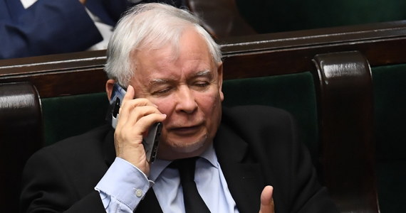 Jarosław Kaczyński, nie będąc pewnym wygranej Andrzeja Dudy w wyborach prezydenckich, ma rozważać różne polityczne scenariusze, które pozwolą na reelekcję obecnego prezydenta - pisze "Super Express". "Kiedy pojawił się Trzaskowski, boimy się, że przegramy. Nie wykluczam, że w ostatnim momencie zostanie wprowadzony stan wyjątkowy, żeby odłożyć wybory" - twierdzi informator gazety. 