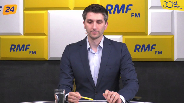 Marcin Zaborski podczas Popołudniowej rozmowy w RMF FM zapytał swojego gościa, prof. Antoniego Dudka - dlaczego politycy rozmawiają teraz o prawach mniejszości seksualnych i robią z tego oś sporu? „PiS robi to dlatego, że większość Polaków jest konserwatywna w swoim podejściu do kwestii obyczajowych. W związku z tym, jeżeli uda się wytworzyć u tych Polaków poczucie, że zagraża nam jakaś straszliwa ideologia LGBT, która chce zniszczyć polską rodzinę, to prezydent Duda ma zwycięstwo w kieszeni” – przekonywał w odpowiedzi politolog. I jak dodaje, oszustwem jest również przekonywanie, że kiedy prezydentem zostanie Rafał Trzaskowski rozpocznie się „wielka rewolucja obyczajowa”. „Tak się nie stanie, bo prezydent nie ma do tego narzędzi”. 
Marcin Zaborski pytał swojego gościa o to, czy jego zdaniem pojawienie się w dyskusji publicznej tego tematu jest szansą dla Roberta Biedronia, bo - jak zauważają jego sztabowcy - Biedroń od lat jest rzecznikiem wykluczonych i od lat upomina się o prawa mniejszości. Profesor zauważa, że rzeczywiście "teoretycznie tak". Biedroń jest modelowym przykładem, jako gej. Jego partner jest osobą publiczną. Jak zauważa profesor prezydent Duda jest stroną atakująca, jednak "po drugiej stronie" nie ma wyraźnie zaznaczonej osoby atakowanej. Sądząc po wypowiedziach jest to Rafał Trzaskowski, a nie właśnie Robert Biedroń - co byłoby logiczne - komentuje Antoni Dudek. Po to, żeby nastawić do niego negatywnie wyborców wahających - dodaje.
To jest istotna sprawa, ale to nie jest tak, że dzisiaj w Polsce podstawowym problemem jest problem mniejszości seksualnych - komentuje temat kampanii wyborczej Antoni Dudek. Póki co rządzi Polską partia, która twierdzi, że jest partią konserwatywną, więc ja nie bardzo widzę to zagrożenie, bo samo zwycięstwo tzw. progresywnego kandydata na prezydenta nic nie daje, bo Polską nie rządzi prezydent.  
"O przyszłości Lewicy rozstrzygnie to, jaki wynik dostanie Robert Biedroń i na ile na Lewicy ten wynik zostanie potraktowany