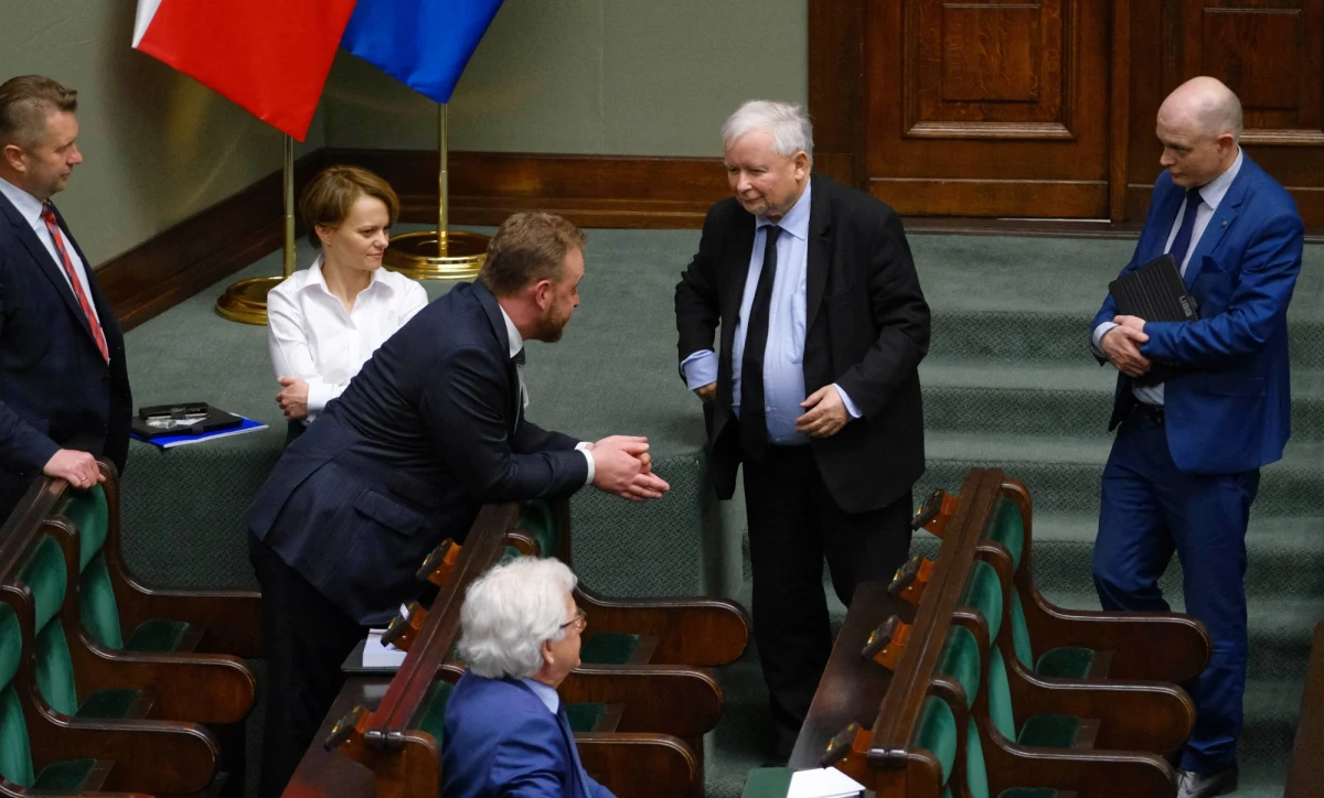 Gdyby wybory parlamentarne odbywały się w połowie czerwca, wygrałoby w nich PiS z wynikiem 42,22 proc., KO uzyskałaby 26,51 proc. poparcia; trzecie miejsce przypadłoby Lewicy, która zdobyłaby 11,37 proc. głosów - wynika z sondażu Pollster dla "Super Expressu".