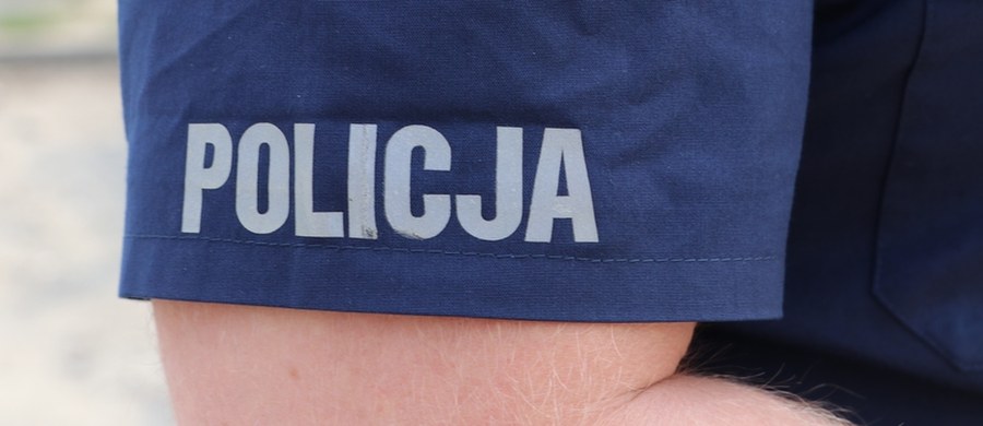 Prokuratura wyjaśni, czy policjant z komendy powiatowej w Żurominie na Mazowszu pobił w tym mieście mężczyznę. Jak dowiedział się reporter RMF FM Krzysztof Zasada, śledczy z Mławy mają dziś wszcząć śledztwo w tej sprawie. 