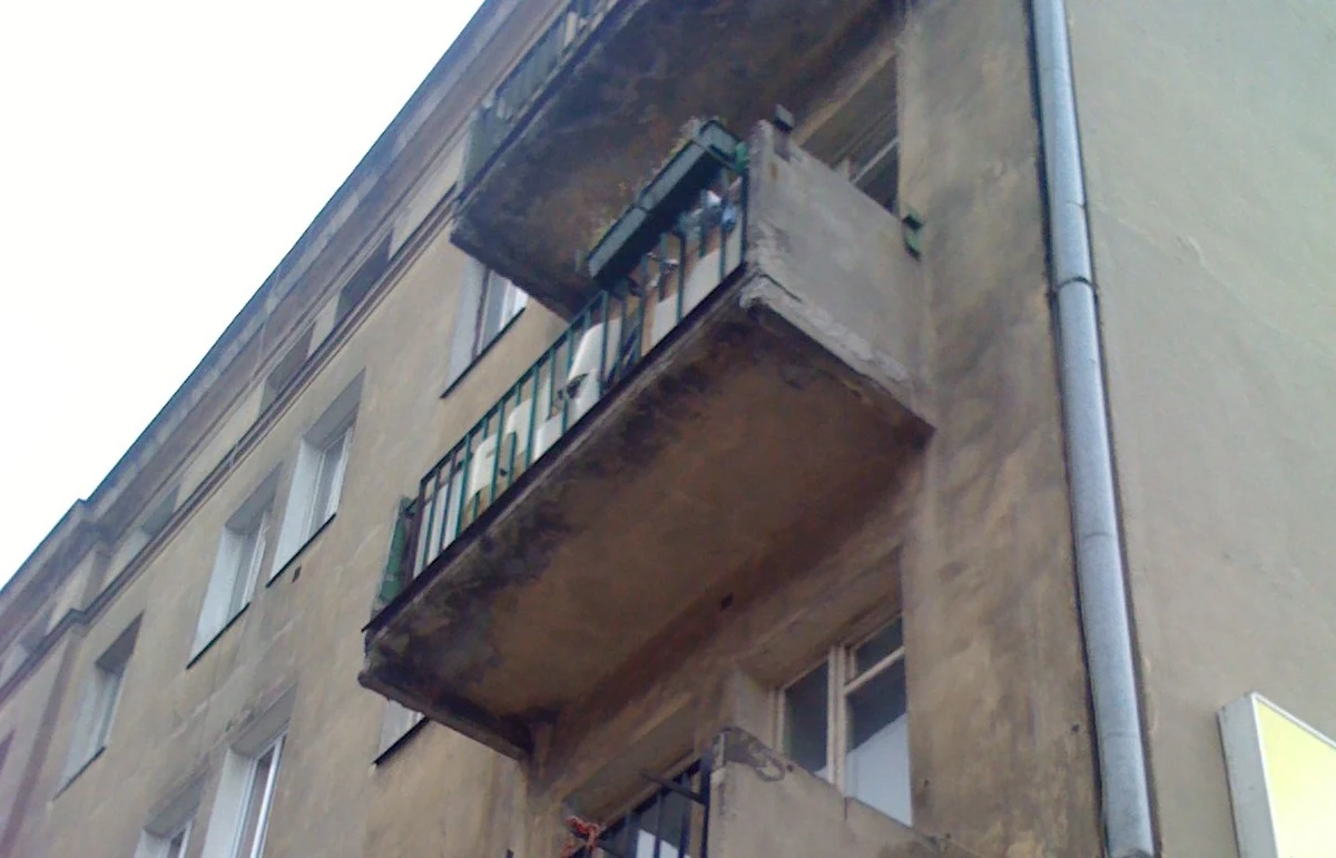 ​Do poważnego wypadku doszło na warszawskiej Białołęce. W jednym z bloków urwał się balkon i przygniótł jednego z pracowników budowy. Mężczyzna trafił do szpitala.