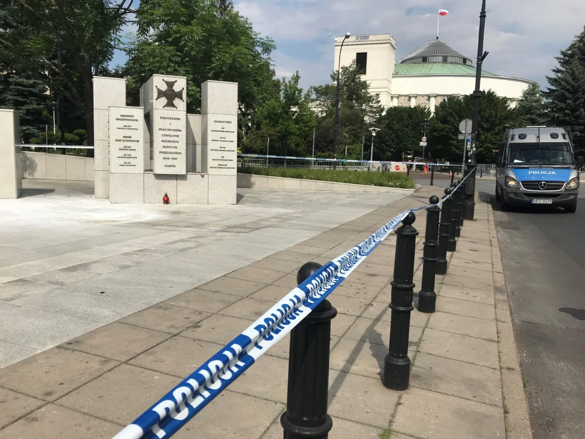 Mężczyzna podpalił się przed Sejmem. Około 13:30 ugasili go policjanci, patrolujący okolice parlamentu. W akcji ratunkowej pomagali świadkowie zdarzenia. Poszkodowany został przekazany zespołowi karetki.