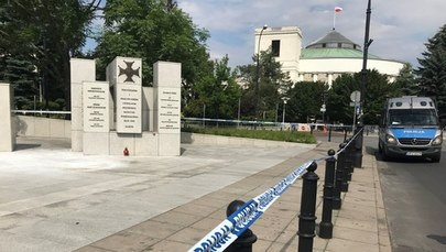 Mężczyzna podpalił się przed Sejmem. Policjantom miał powiedzieć, że "nie ma sprawiedliwości w tym kraju"