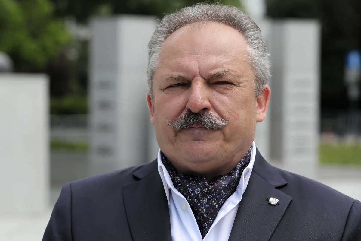 Jak zostanę prezydentem, będzie amnestia dla tych, którzy znaleźli się w więzieniach nie z powodów "przemocowych" - oświadczył we wtorek kandydat na prezydenta Marek Jakubiak. Według niego, około 100 tys. osób trafiło do więzienia z powodów błahych i trzeba im dać drugą szansę.