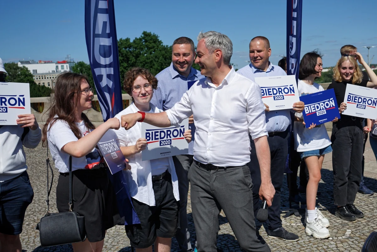 "Prezydent Andrzej Duda zaprosił na środę na 11.30 do Pałacu Prezydenckiego Roberta Biedronia oraz jego matkę Helenę Biedroń, a także aktywistę LGBT, którego prezydent spotkał w Lublinie podczas wiecu wyborczego" - powiedział we wtorek rzecznik prezydenta Błażej Spychalski. Wieczorem na zaproszenie odpowiedział kandydat Lewicy na prezydenta. "Czuję, że chce nas wykorzystać, chce nas zaangażować do ratowania swojego wizerunku" - stwierdził. 