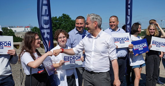 "Prezydent Andrzej Duda zaprosił na środę na 11.30 do Pałacu Prezydenckiego Roberta Biedronia oraz jego matkę Helenę Biedroń, a także aktywistę LGBT, którego prezydent spotkał w Lublinie podczas wiecu wyborczego" - powiedział we wtorek rzecznik prezydenta Błażej Spychalski. Wieczorem na zaproszenie odpowiedział kandydat Lewicy na prezydenta. "Czuję, że chce nas wykorzystać, chce nas zaangażować do ratowania swojego wizerunku" - stwierdził. 