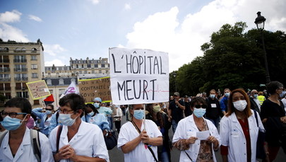 Manifestacje pracowników francuskiej służby zdrowia. "Czekoladowe medale i obietnice nie wystarczą"