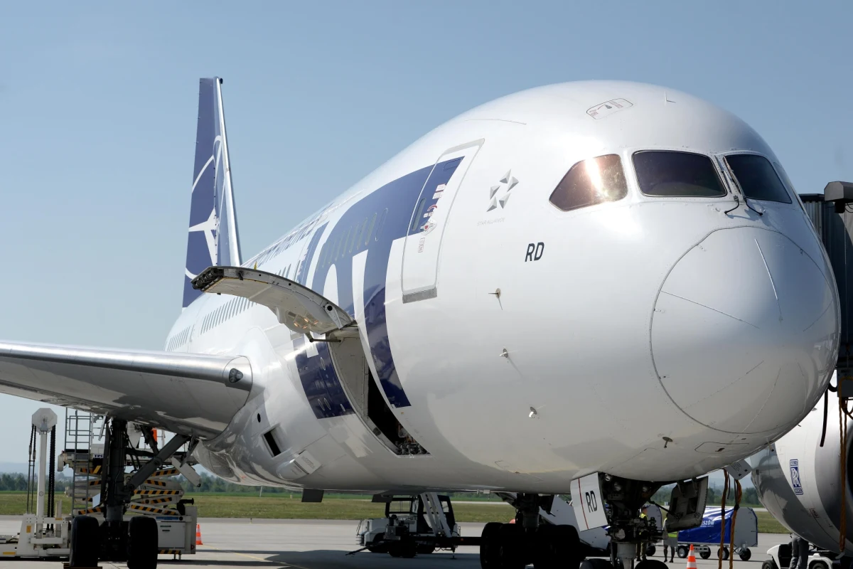 "Zarząd LOT-u nie przyjął żadnych naszych propozycji" - mówią przedstawiciele związku zawodowego personelu pokładowego i lotniczego. Zapowiadają protest - w najbliższą sobotę przed Ministerstwem Aktywów Państwowych. Związek odrzucił porozumienie proponowane przez zarząd LOT-u dotyczące niższych pensji. Spółka chce ciąć wynagrodzenia pracownikom ze względu na kryzys spowodowany koronawirusem. 