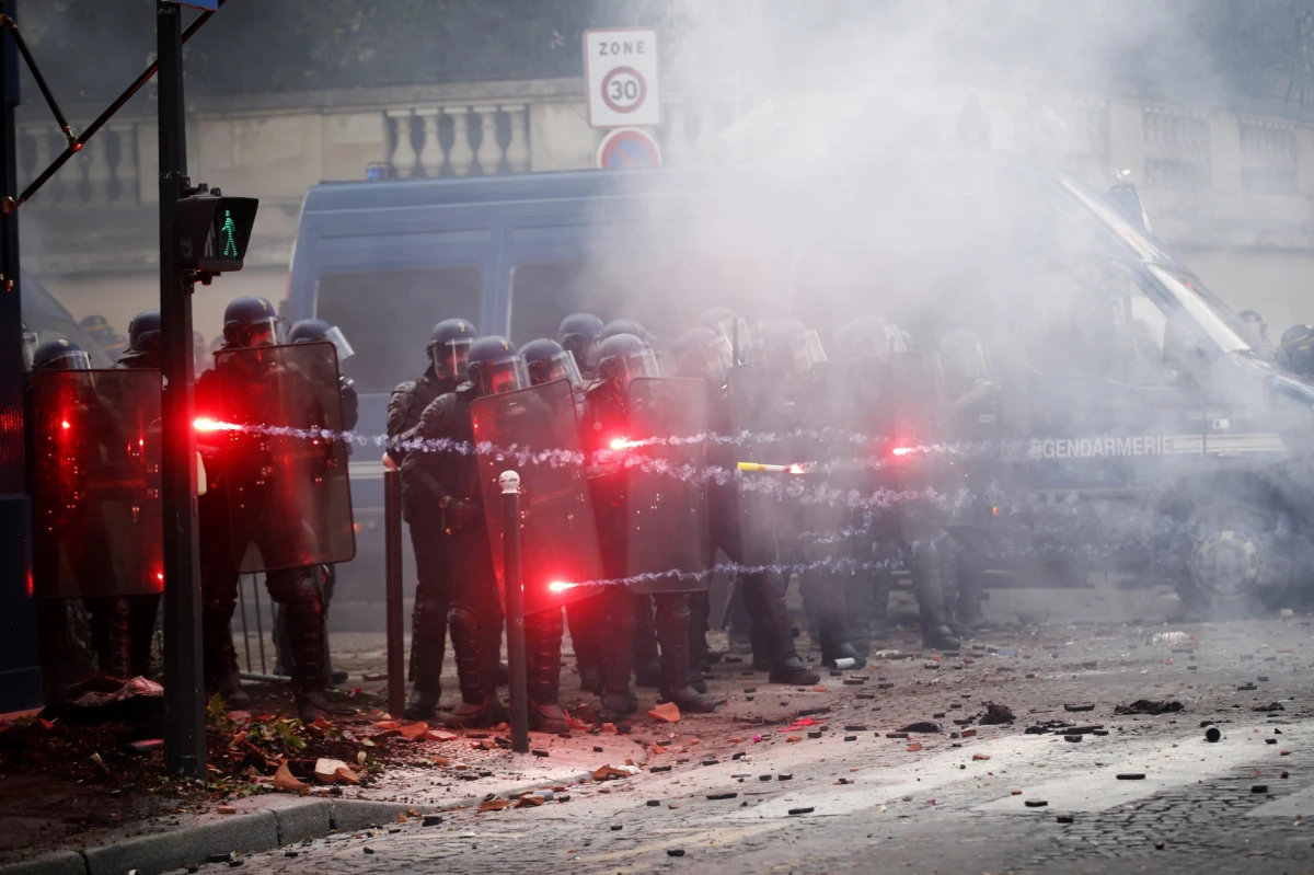 Podczas paryskiej demonstracji lekarzy i pielęgniarek wybuchły zamieszki. Do protestu przyłączyły się m.in. młodzieżowe bandy z imigranckich gett i bojówki anarchistów. Część uczestników demonstracji zaczęła podpalać samochody, oraz obrzucać policjantów kamieniami i butelkami. 