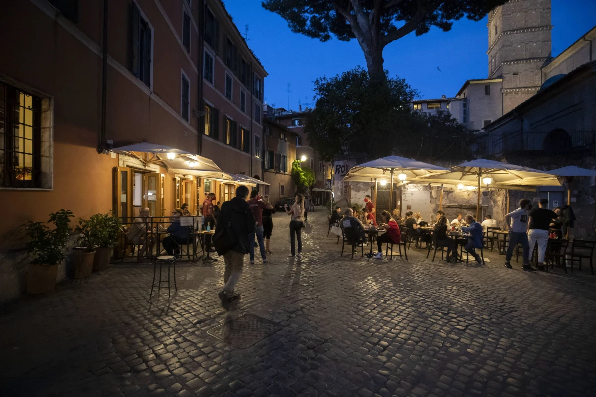 25 turystów z Niemiec i Szwajcarii, którzy przylecieli na Baleary bez odpowiedniego zezwolenia zostało odesłanych do swoich krajów - przekazały hiszpańskie władze. Portugalia informuje o 16 infekcjach wśród uczestników nielegalnej imprezy.
