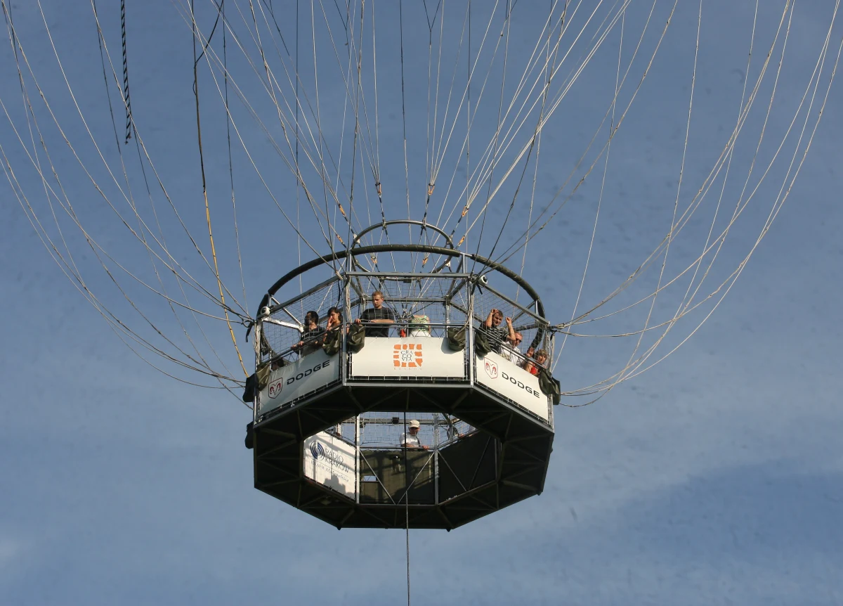 Krakowska prokuratura nadzoruje śledztwo policji, które ma ustalić, czy doszło do narażenia na bezpośrednie niebezpieczeństwo utraty życia albo ciężkiego uszczerbku na zdrowiu ludzi, kiedy w sobotę porywisty wiatr zniszczył balon widokowy w Krakowie.