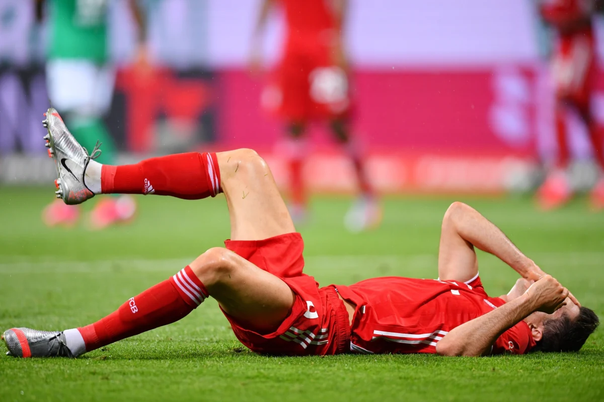 Bayern Monachium mistrzem Niemiec - te słowa można napisać już ósmy rok z rzędu. Tym razem formalność stała się faktem w Bremie, gdzie drużyna Hansiego Flicka pokonała Werder 1:0 (1:0). Kolejny raz błysnął Robert Lewandowski, który nie tylko wpisał się na listę strzelców, ale uczynił to w fenomenalny sposób - donosi portal Onet. 