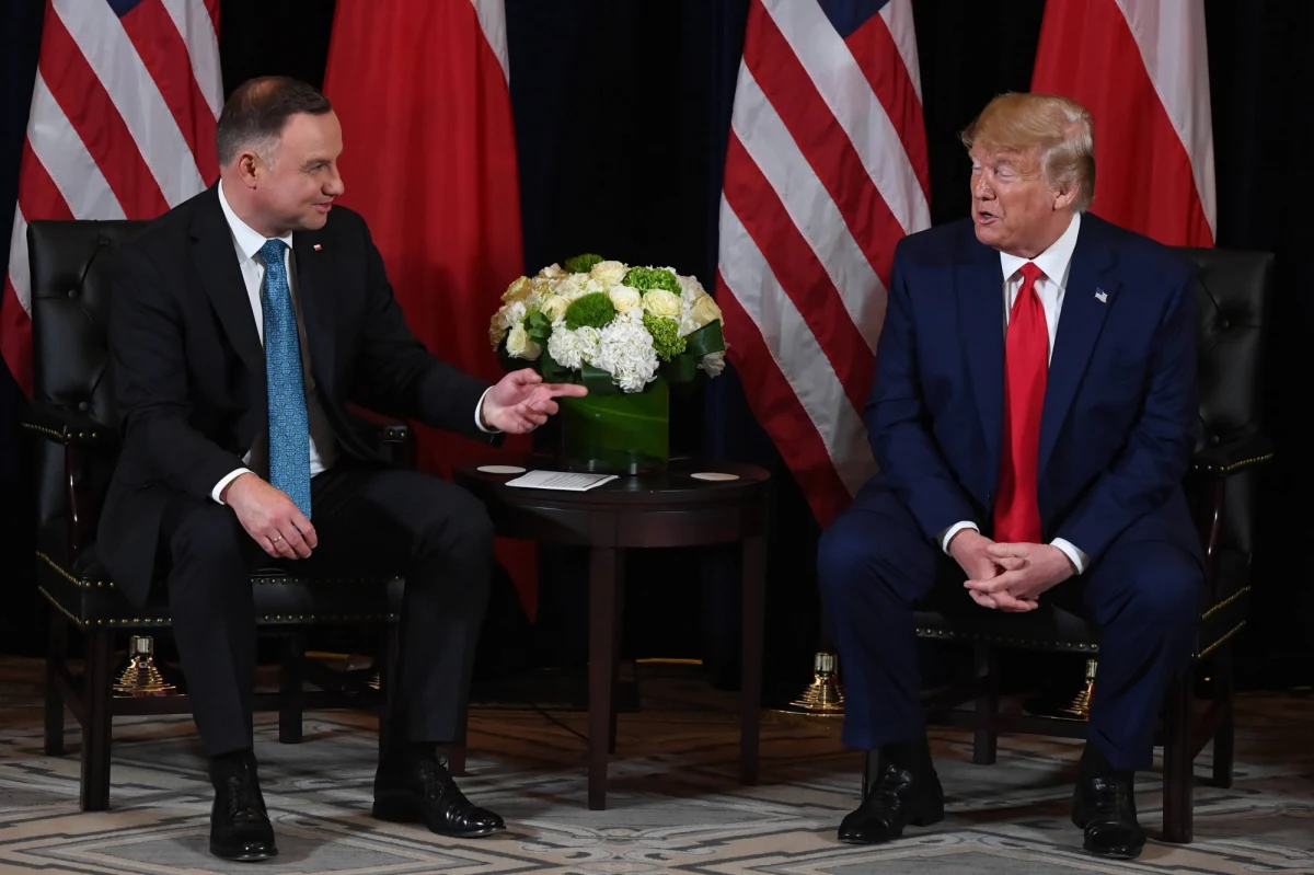 Prezydent Andrzej Duda ma być pierwszym zagranicznym przywódcą przyjętym przez prezydenta Stanów Zjednoczonych Donalda Trumpa od początku epidemii koronawirusa. Jak dowiedział się od anonimowego źródła w Pałacu Prezydenckim dziennikarz RMF FM Michał Zieliński, do wizyty miałoby dojść jeszcze przed wyborami prezydenckimi w Polsce.