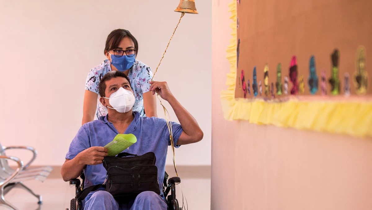 Światowa Organizacja Zdrowia (WHO) uznała we wtorek za „naukowy przełom” informację brytyjskich naukowców, którzy potwierdzili, że deksametazon z grupy sterydów znacznie zmniejsza śmiertelność wśród osób najciężej chorych na Covid-19 i ogłosili go pierwszym lekiem, którego skuteczność przeciw tej chorobie została potwierdzona klinicznie.