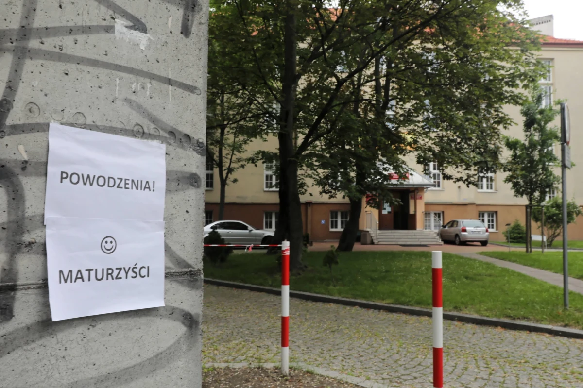 Chemia i informatyka – z tych przedmiotów piszą dziś egzamin tegoroczni maturzyści. Oba nie są obowiązkowe. Po południu na naszej stronie opublikujemy arkusz egzaminacyjny z chemii. 