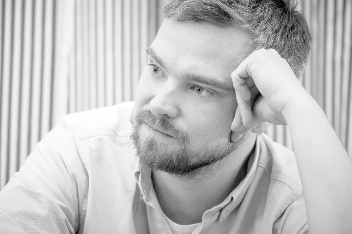 "Rzecz dzieje się tu i teraz, ale ta przygoda ma swoje źródła w przeszłości i w pewnej zagadce". Tak o swojej nowej książce mówi w RMF FM Zygmunt Miłoszewski. 17 czerwca ukazuje się nowa powieść autora "Kwestia ceny". A pod koniec czerwca premiera audiobooka w gwiazdorskiej obsadzie. Mieliśmy dla Was najnowszą książkę Zygmunta Miłoszewskiego. Jak ją można było zdobyć? Szczegóły poniżej. 