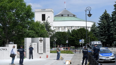 Podpalił się przed Sejmem. Wiemy więcej o 48-latku z Małopolski