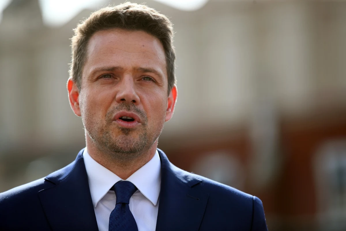 Mężczyzna, który groził, że zabije prezydenta Warszawy i kandydata na prezydenta RP Rafała Trzaskowskiego, opuścił areszt. Niebawem umorzone ma być też postępowanie w jego sprawie. 41-latek jest ciężko chory. Trzaskowski zrezygnował ze ścigania sprawcy gróźb.  Reprezentujący Tomasza G. adwokat podkreślił, że mężczyzna żałuje tego co zrobił, nie miał zamiaru i nie byłby w stanie zrealizować swoich gróźb.