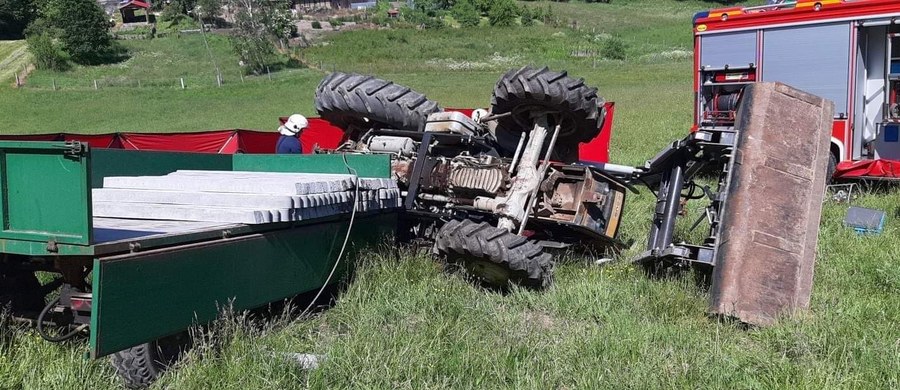 Tragiczny wypadek w miejscowości Cieminko w Zachodniopomorskiem: 37-letni mężczyzna i jego czteroletni syn zginęli tam przygnieceni przez ciągnik rolniczy. 