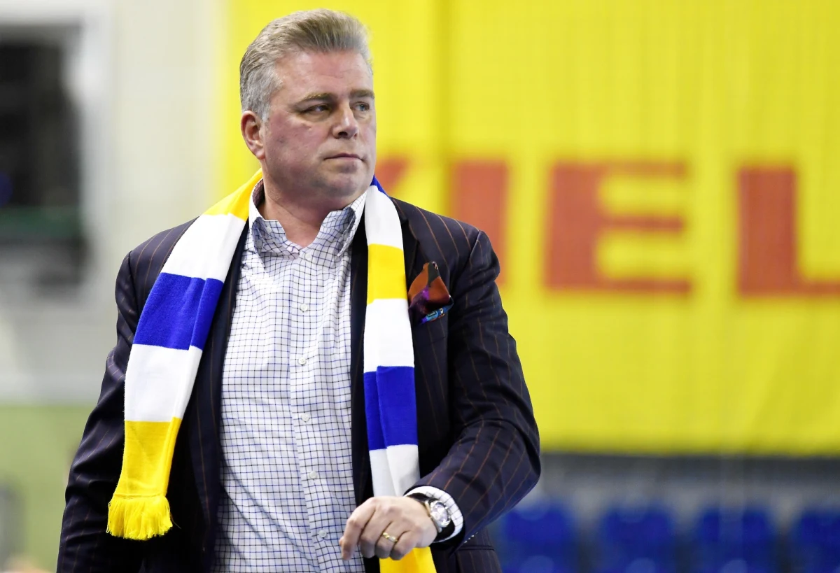 Prezes firmy Vive Bertus Servaas zapowiedział, że od pierwszego lipca jego firma rezygnuje ze sponsorowania klubu piłki ręcznej PGE Vive Kielce. Holenderski biznesmen wspierał klub od 18 lat. W tym czasie drużyna z Kielc 11 razy zdobyła mistrzostwo Polski, a w 2016 roku triumfowała w Lidze Mistrzów. Klub uruchomił zbiórkę na portalu zrzutka.pl. W Kielcach szukają także nowego sponsora.