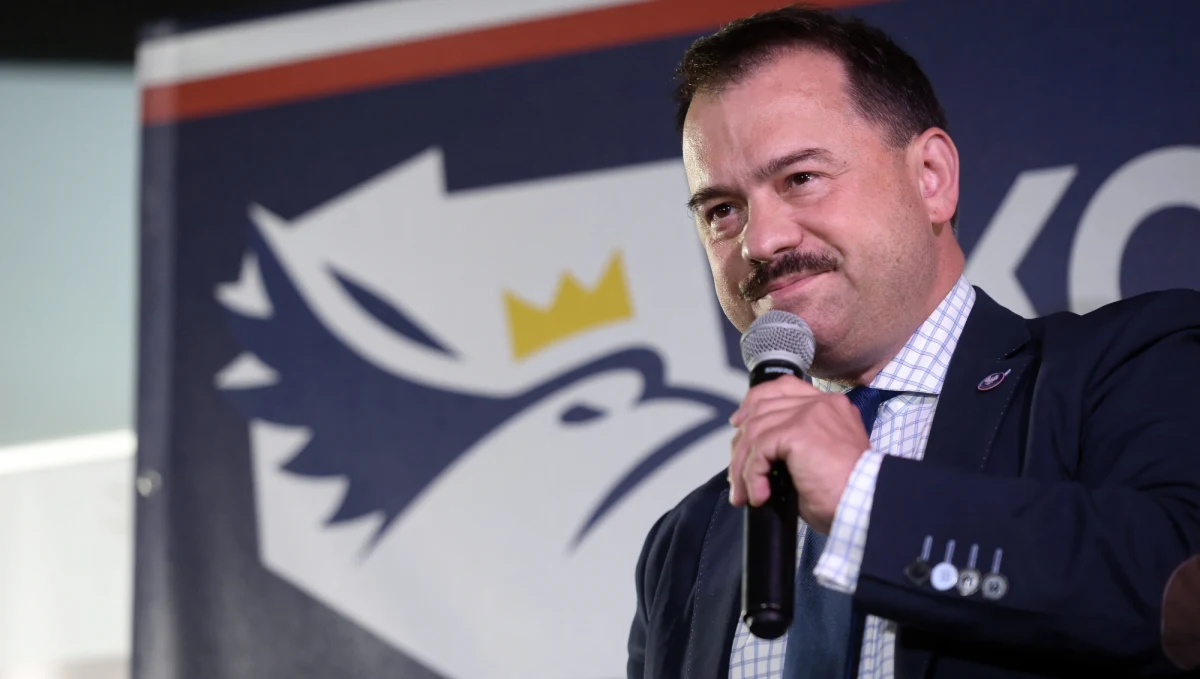 Cztery zarzuty, w tym spowodowania wypadku usłyszał jeden z liderów środowisk narodowych, były poseł Artur Zawisza - dowiedział się reporter RMF FM. Polityk pod koniec października ubiegłego roku, kierując samochodem bez uprawnień potrącił w Warszawie rowerzystkę.