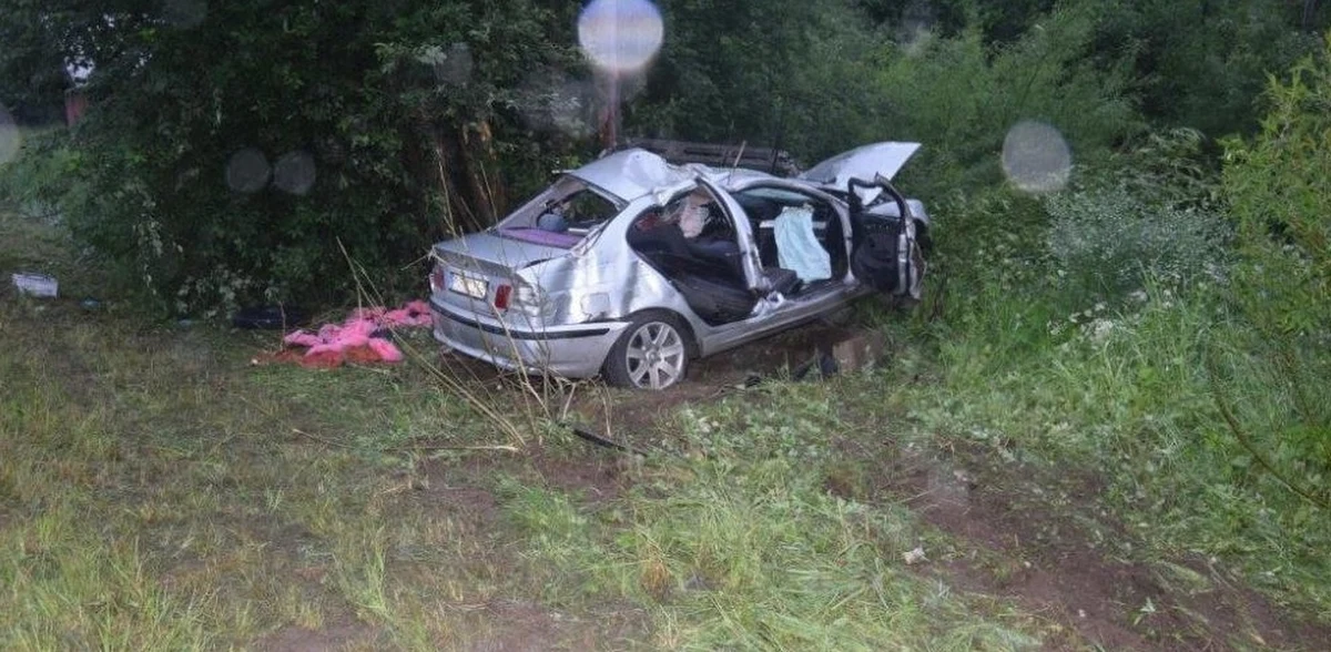 Tragedia na drodze w miejscowości Sieniawa na Podhalu. W trakcie policyjnego pościgu z drogi wypadło bmw prowadzone przez 17-latka. Chłopak zmarł w szpitalu. 