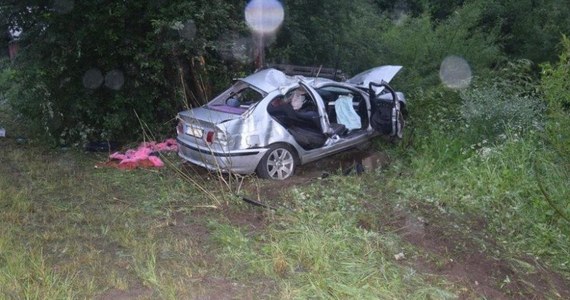 Tragedia na drodze w miejscowości Sieniawa na Podhalu. W trakcie policyjnego pościgu z drogi wypadło bmw prowadzone przez 17-latka. Chłopak zmarł w szpitalu. 