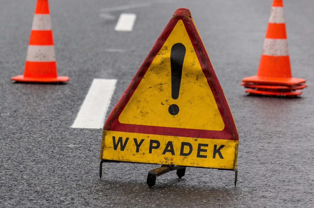 9-letni chłopiec zginął w wypadku, do którego doszło w powiecie żuromińskim na Mazowszu. 9-latek zeskoczył z ciągnika rolniczego prosto pod koła nadjeżdżającego z przeciwnej strony busa. 